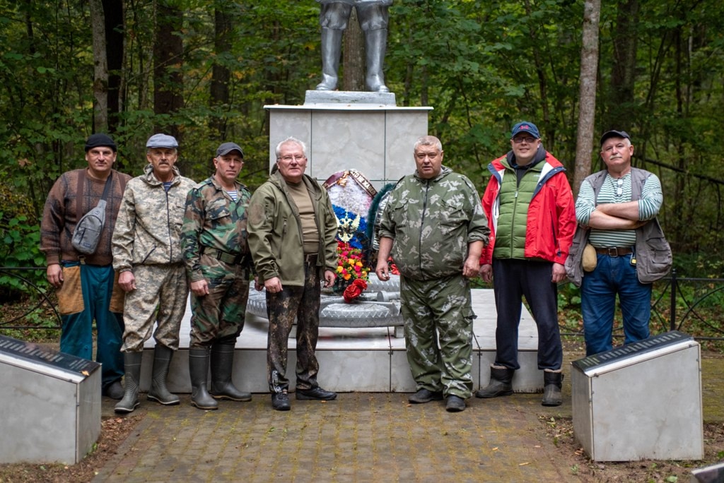 Сотрудники Мглинского районного суда благоустроили памятники, посвященные партизанскому движению