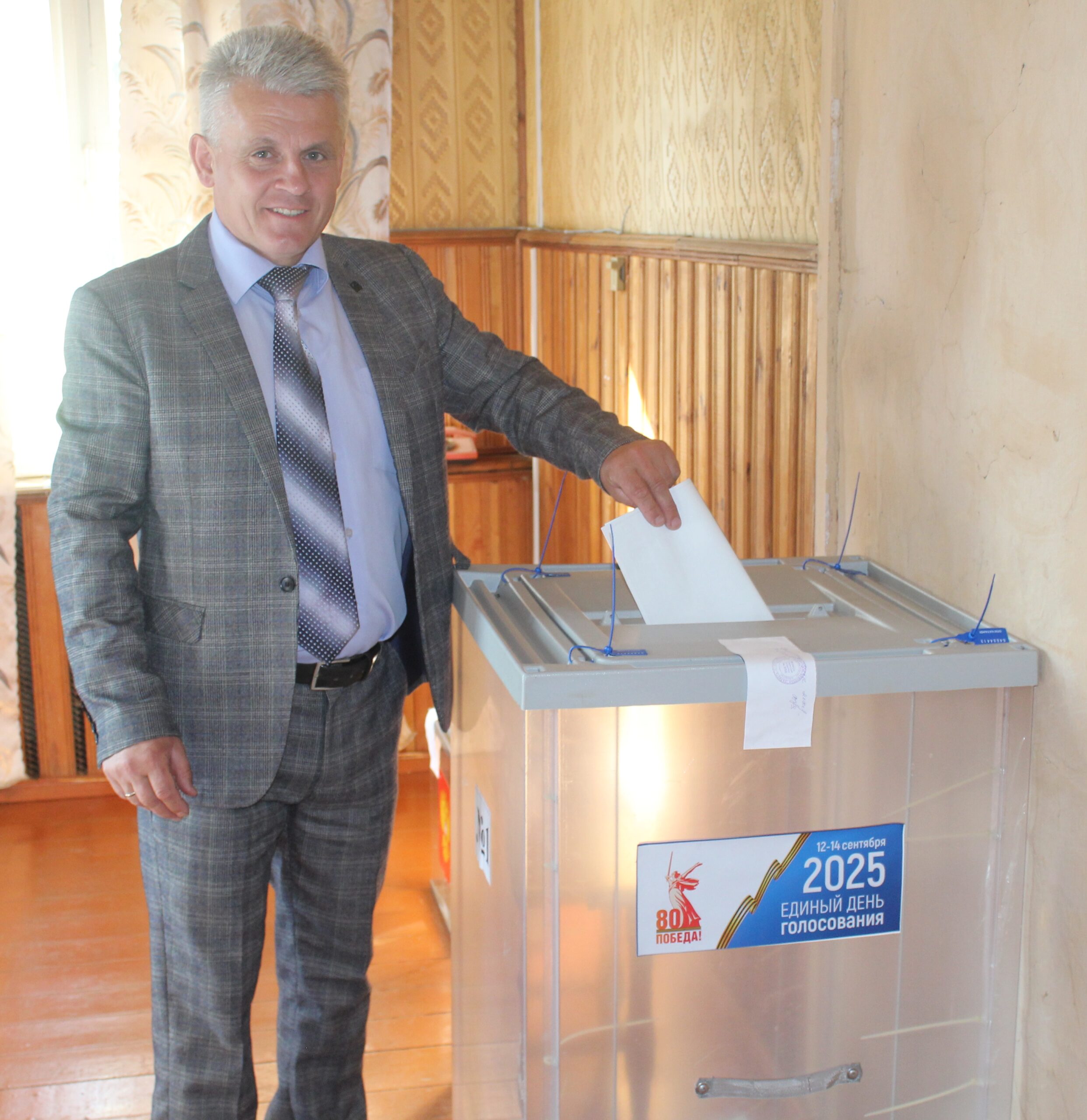 На своем избирательном участке проголосовал глава администрации Мглинского района Михаил Ходин