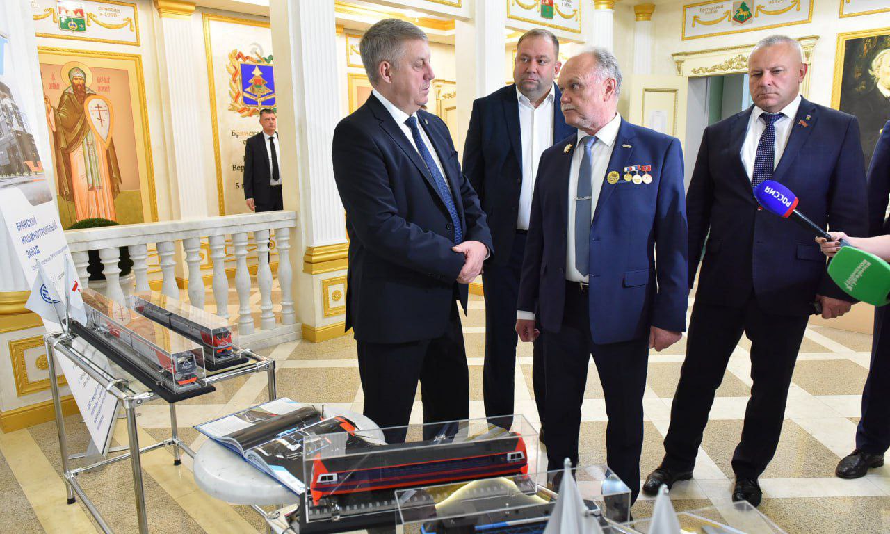 Губернатор Брянской области Александр Богомаз поздравил ветеранов и работников отрасли  с Днем машиностроителя