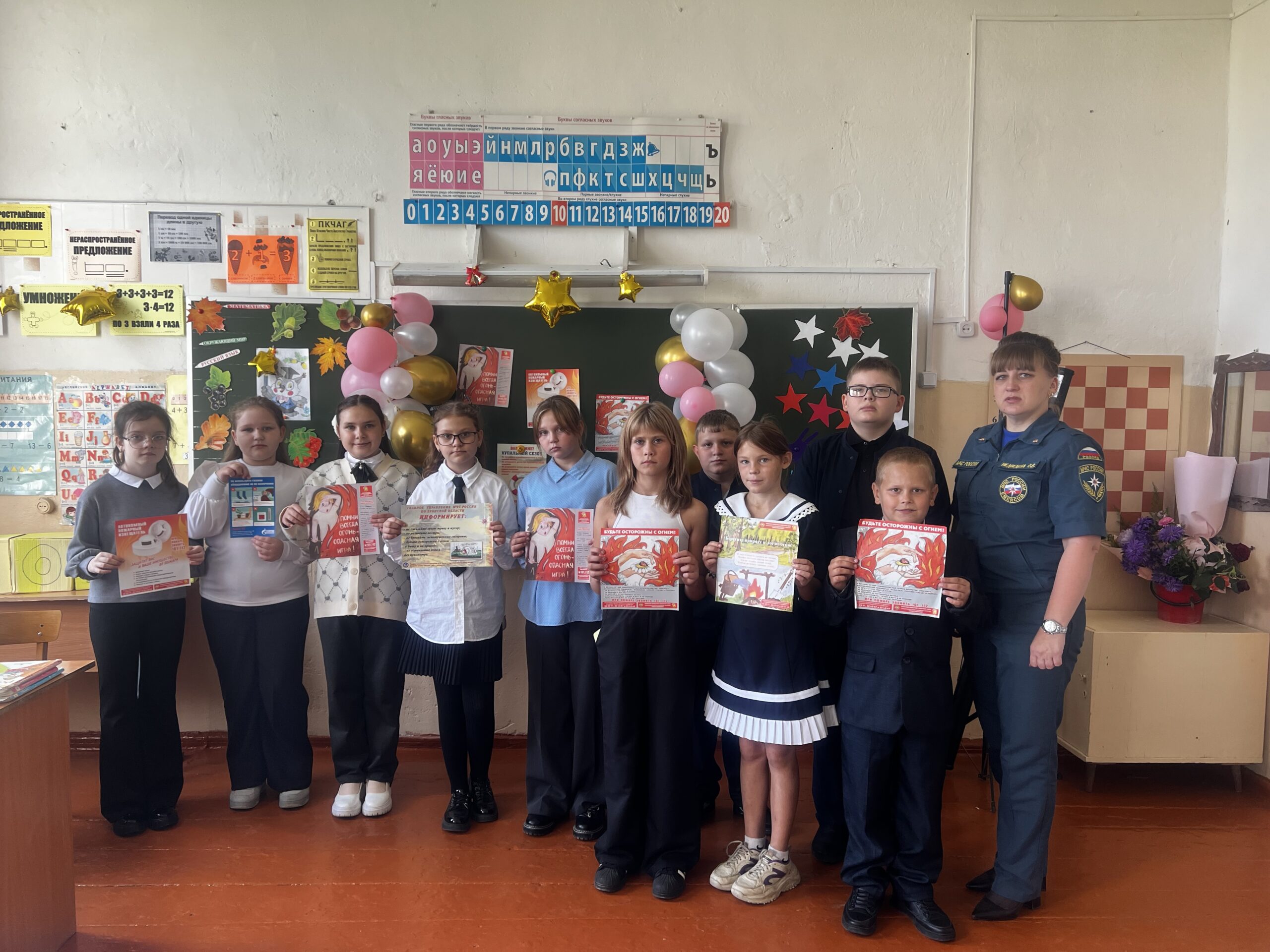 В школах Мглина сотрудники МЧС России провели традиционные уроки безопасности