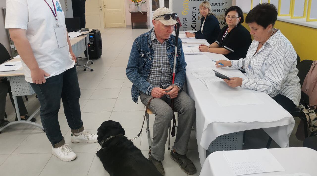 Житель Брянска пришел голосовать на избирательный участок с  собакой-поводырем