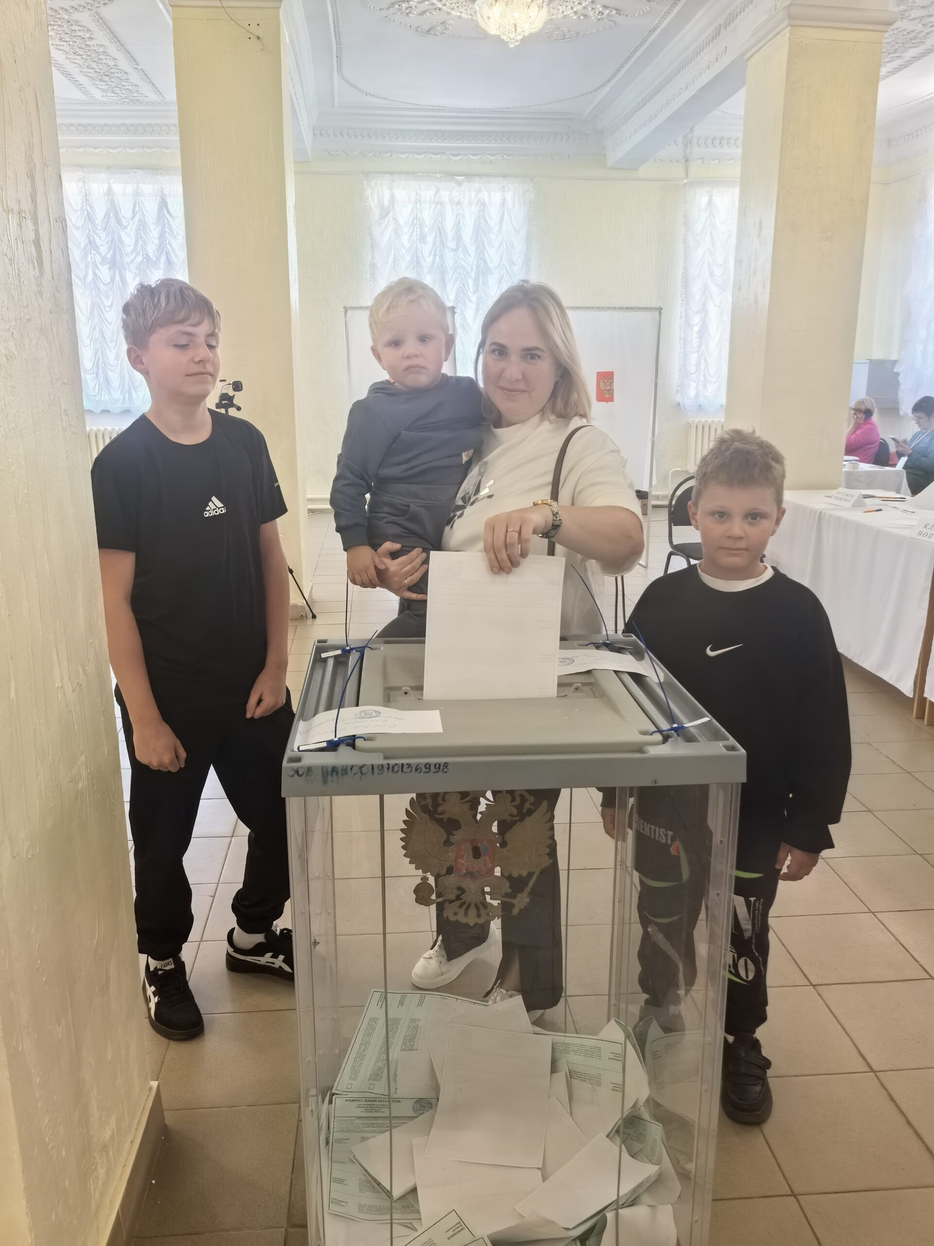 В Мглине проголосовала многодетная мама Надежда Снопова