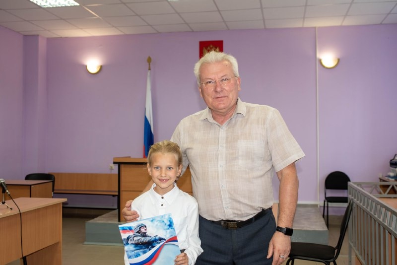 В Мглинском районном суде вручили дипломы участникам конкурса детских рисунков «Герои наших дней»