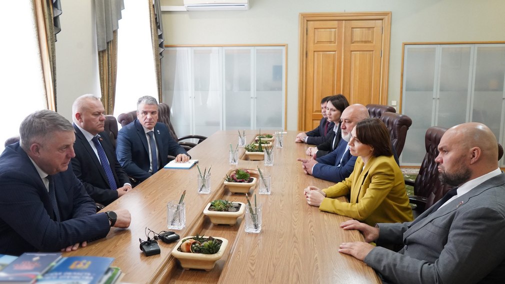 Брянский губернатор Александр Богомаз обсудил развитие сельского хозяйства с гостями Всероссийского форума молодых работников АПК