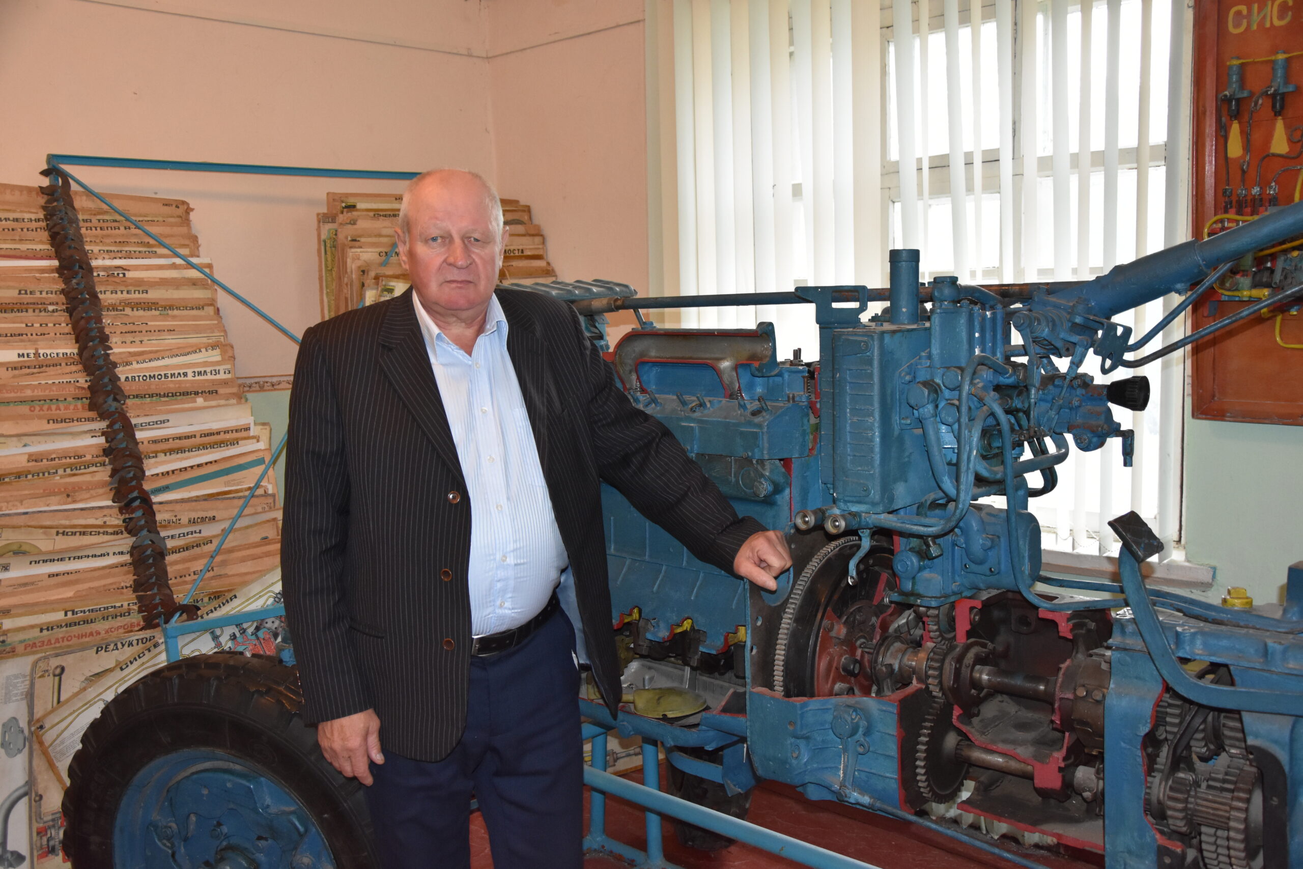 Не одно десятилетие в Мглинском филиале Брянского агротехникума трудится мастер производственного обучения Н.С. Пимахов