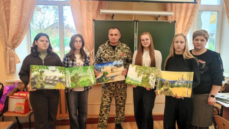 В брянском Сураже дети создавали портреты героя ко Дню отца