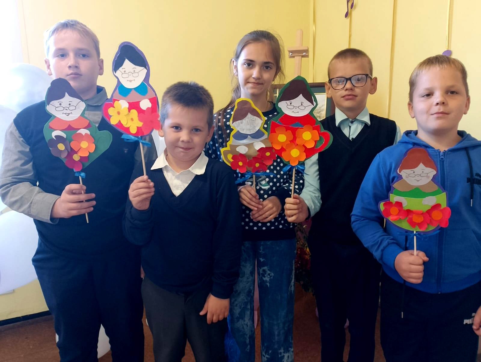 Воспитанники Мглинского Центра детского творчества сделали открытки для любимых бабушек и дедушек