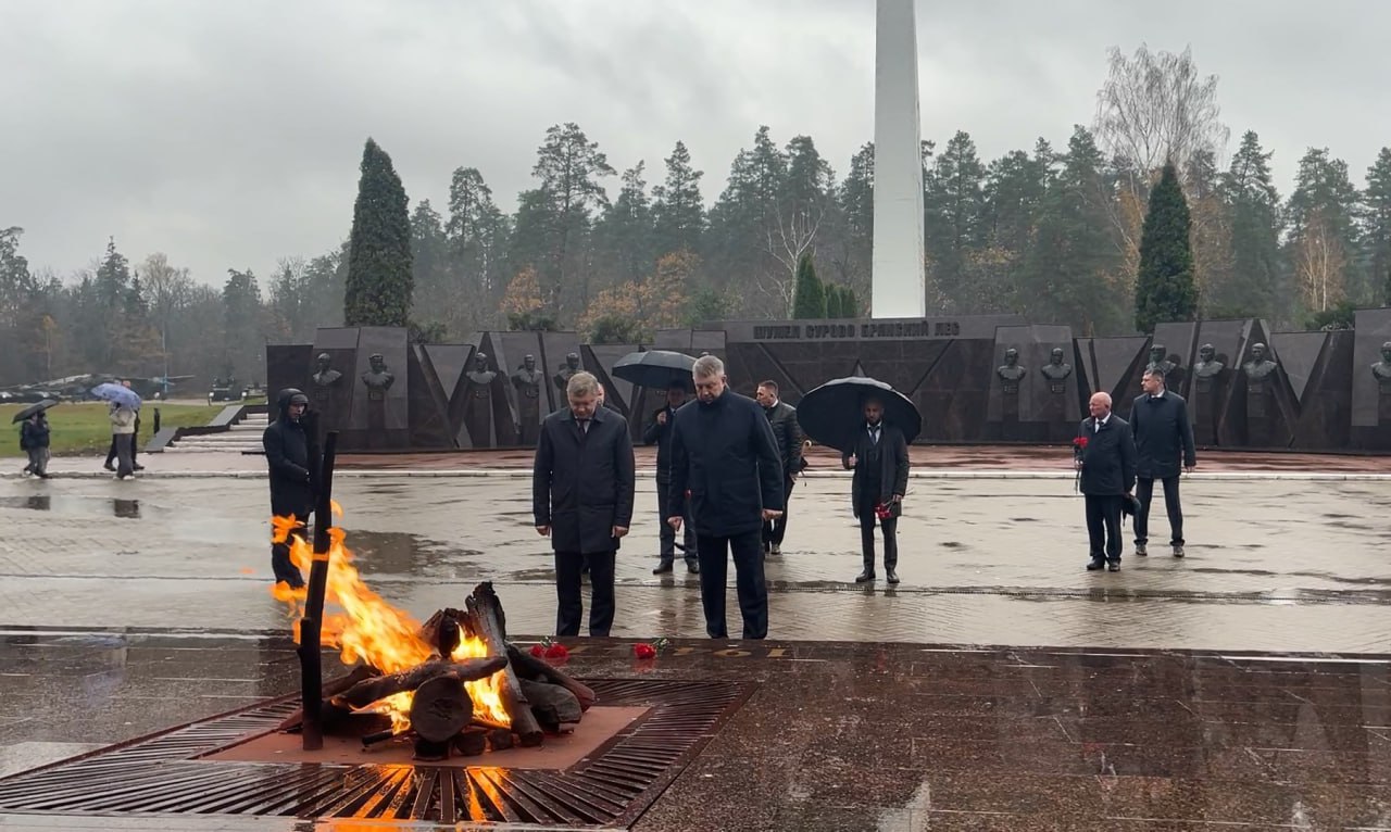 На мемориальном комплексе «Партизанская поляна» почтилм память павших в годы войны