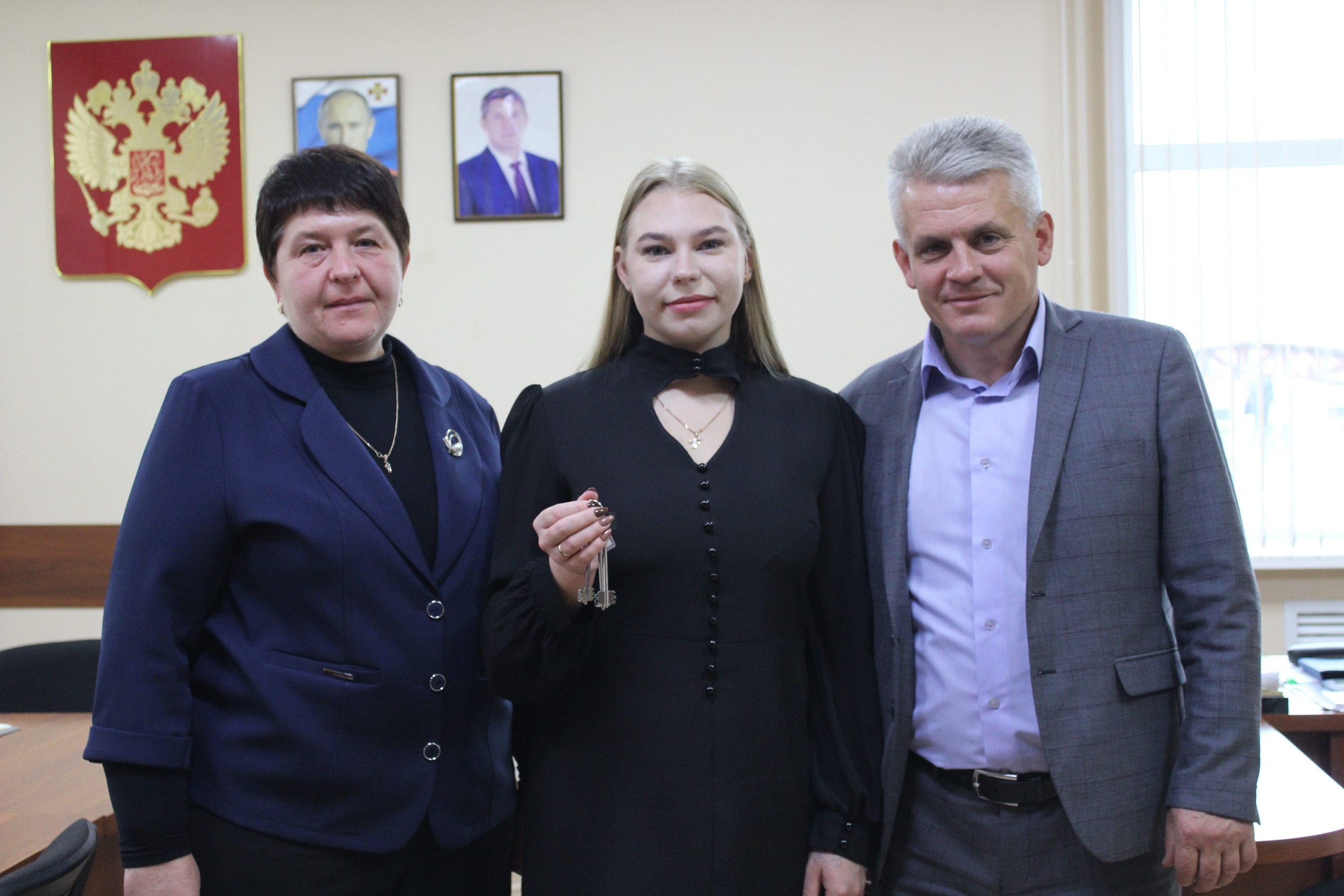 В администрации Мглинского района вручены ключи от благоустроенной квартиры