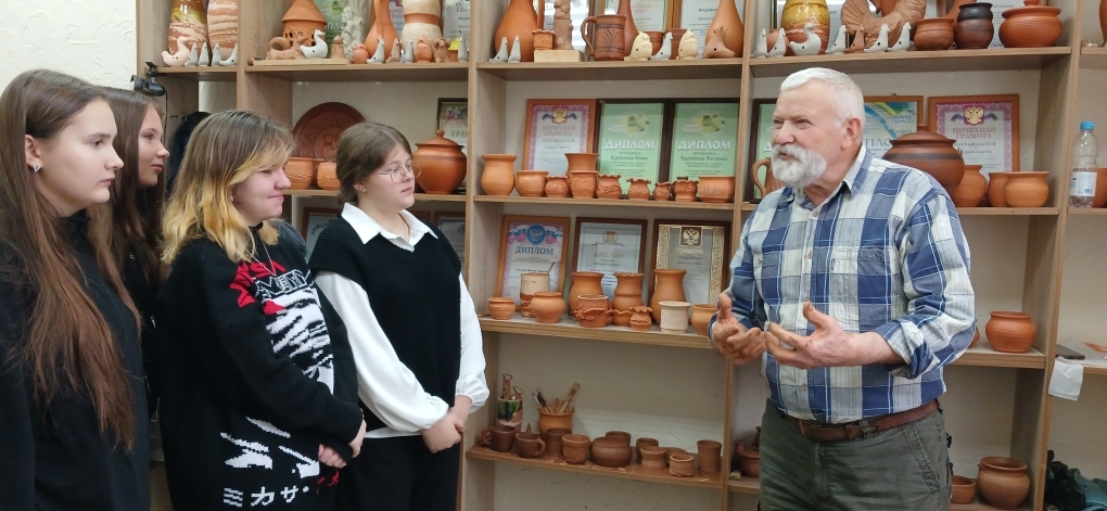 В Мглинском Доме культуры мастер -класс по гончарному делу дал В.И. Шкляров