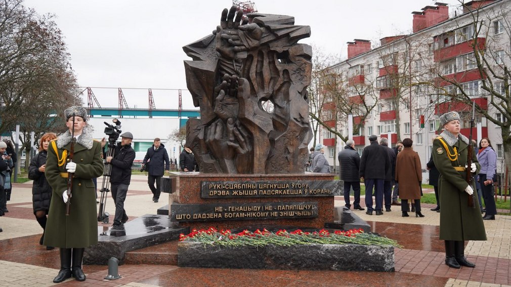 Губернатор Александр Богомаз возложил цветы к памятнику на площади Восстания в Гомеле