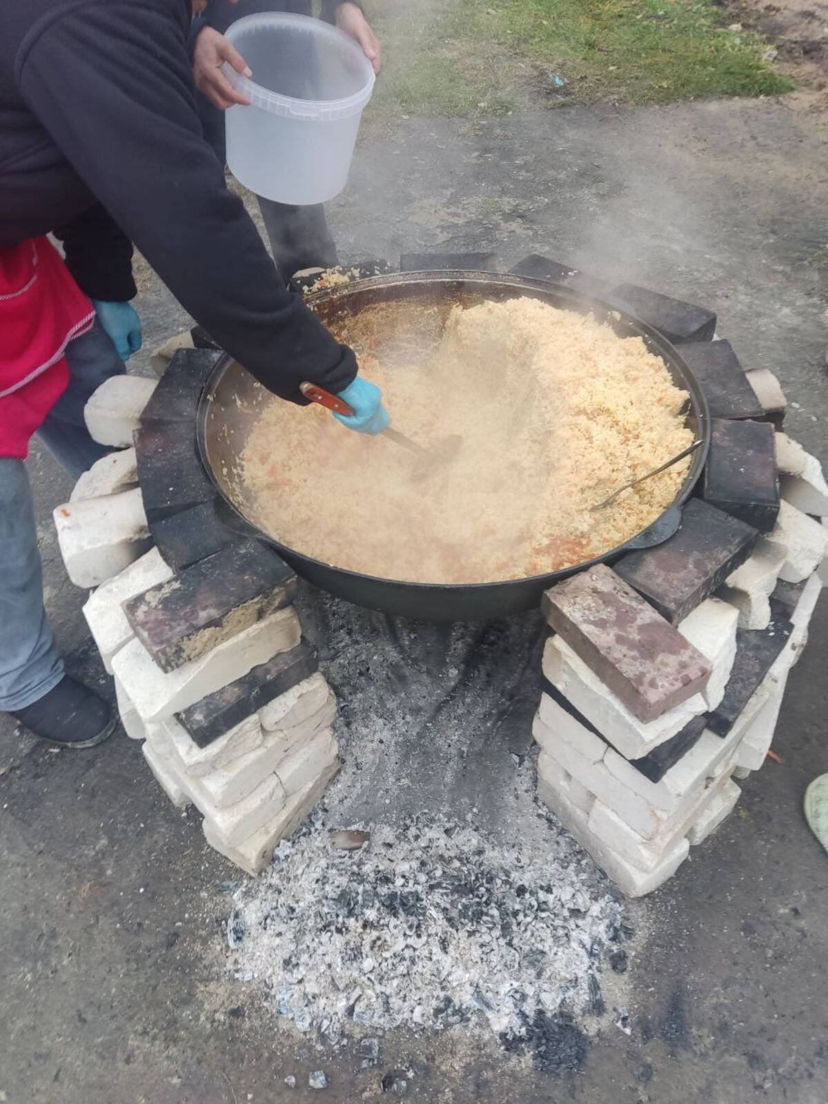 В Климовском районе на Брянщине военнослужащих угощают вкусным пловом
