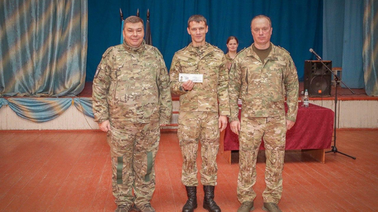 Сергей Антошин вручил удостоверения ветеранов бойцам и ветеранам отряда «БАРС – Брянск»