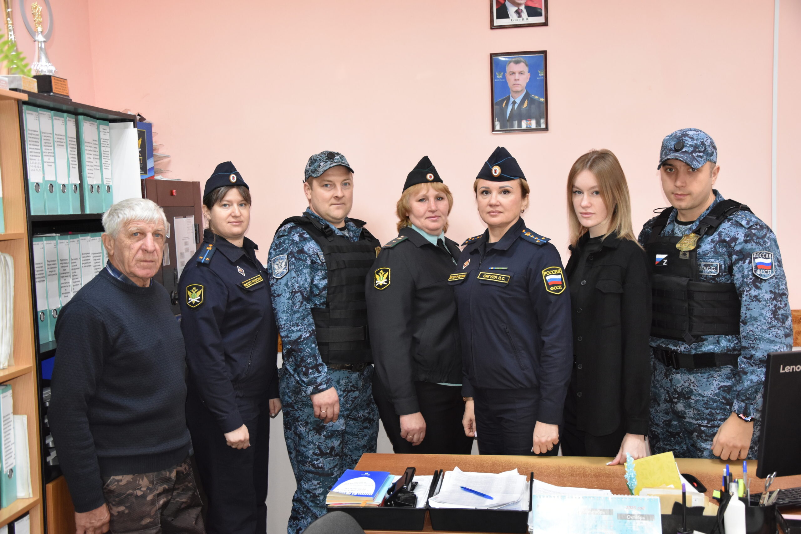 Мглинский районный отдел судебных приставов отмечает профессиональный праздник