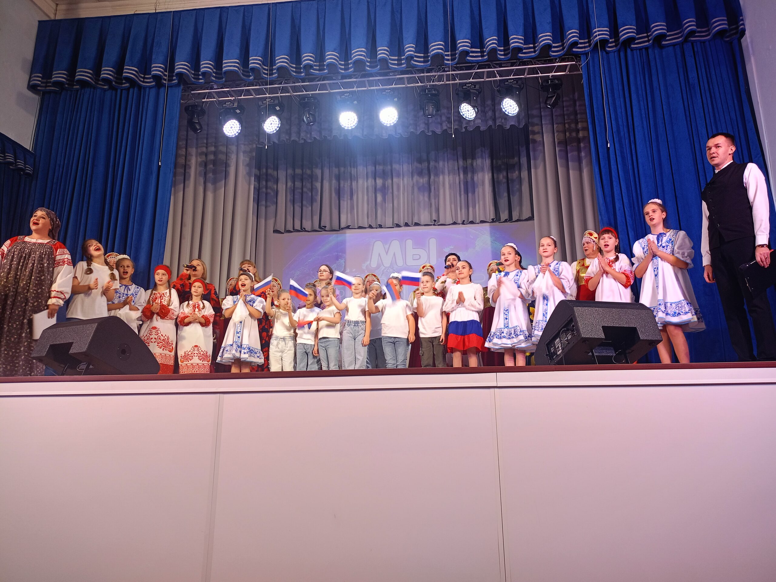 В Мглинском Доме культуры прошел концерт «В единстве — наша сила!»