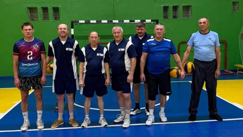 Мглинская команда волейболистов 50+ сыграла первый матч стартовавшего чемпионата в Клинцах