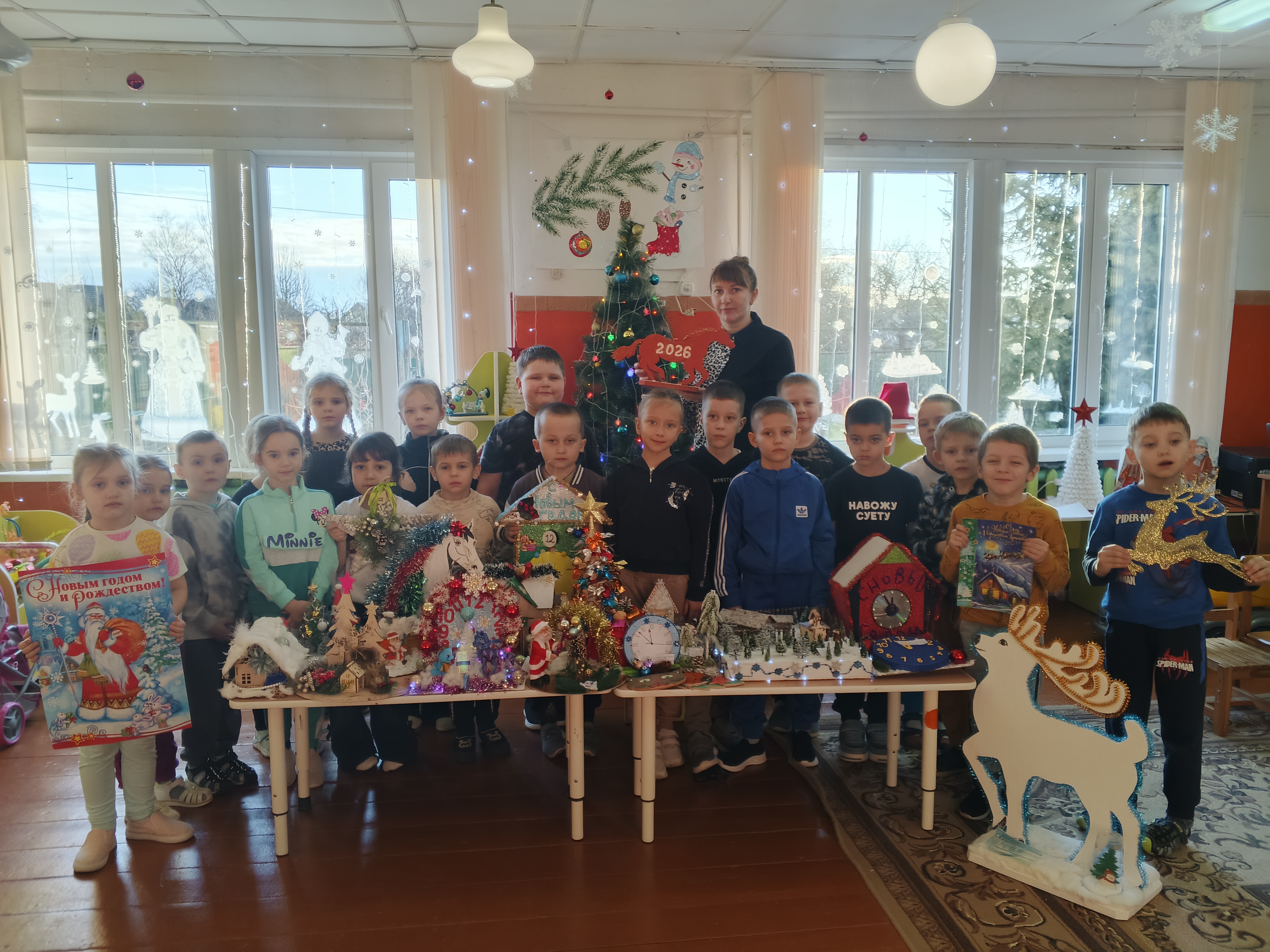 В Мглинском детском саду № 2 проходит выставка новогодних поделок