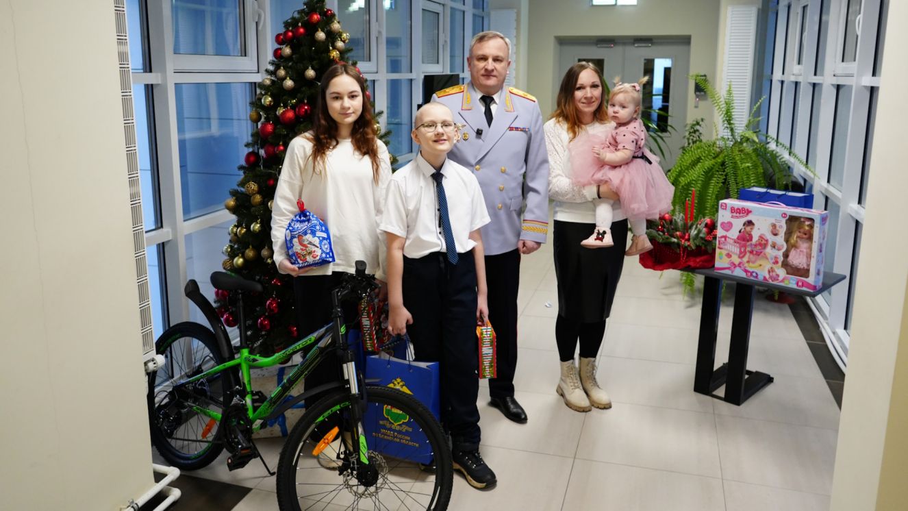 Начальник брянского УМВД исполнил мечту мальчика из многодетной семьи