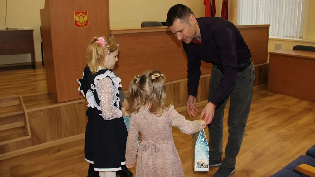 Депутат облдумы Николай Ковтунов подарил новогодние подарки детям Красногорского района