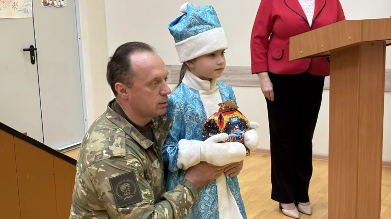 Сергей Антошин поздравил 1 500 школьников Бежицкого района с Новым годом