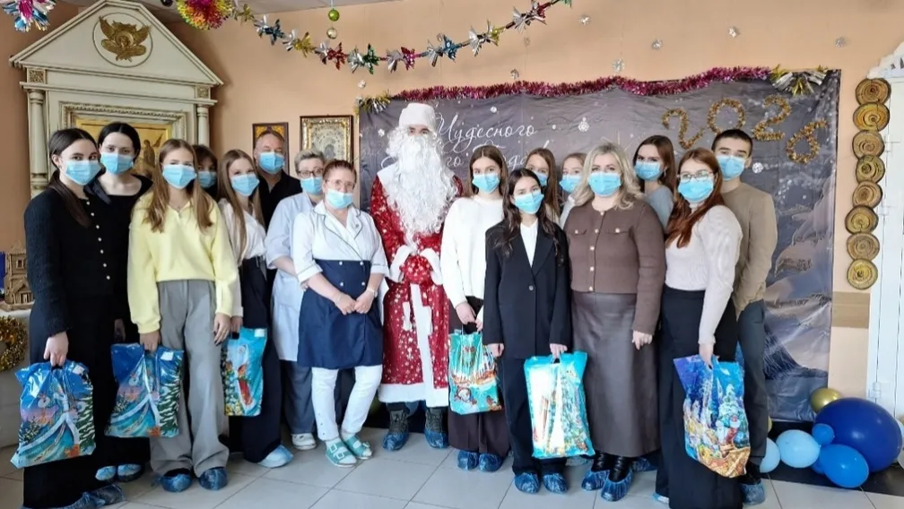 Пациенты детского онкоцентра в Брянске получили новогодние подарки и поздравления