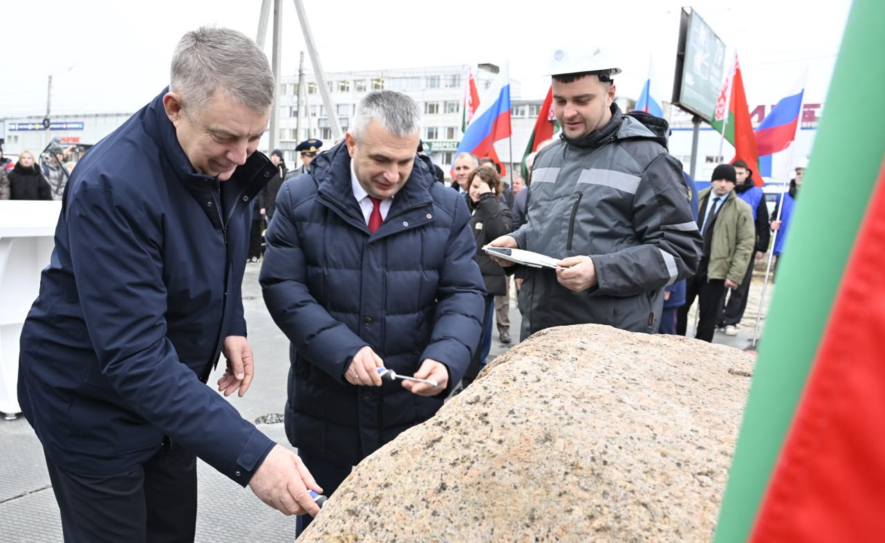 Александр Богомаз и Иван Крупко заложили первый камень нового дома в Брянске