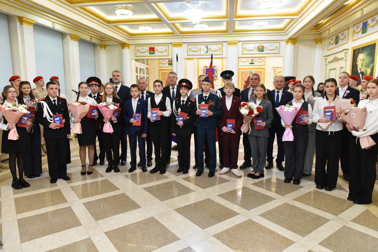 Александр Богомаз вручил паспорта юным брянцам в День Конституции