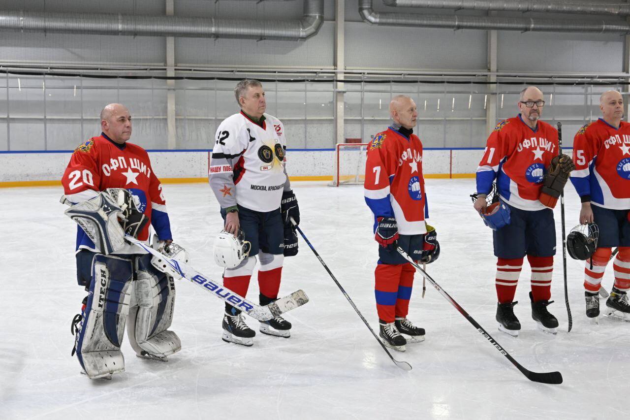 Губернатор Богомаз сыграл в хоккей на новом льду «Пересвета» с депутатами и Аскольдом Запашным