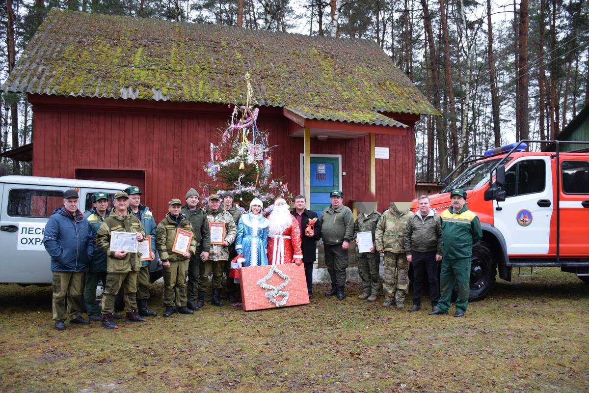 Дед Мороз и Снегурочка от Лесопожарной службы поздравили бойцам приграничья