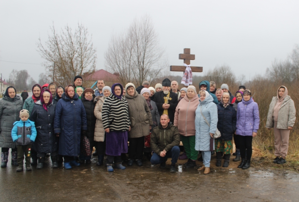 В мглинском поселке Беловодка освятили поклонный крест