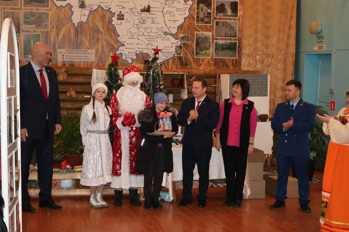 Сирота из Комаричского района получила ключи от квартиры накануне Нового года