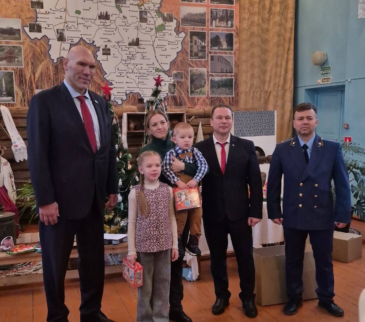 Николай Валуев поздравил детей на новогодней ёлке в Комаричском районе