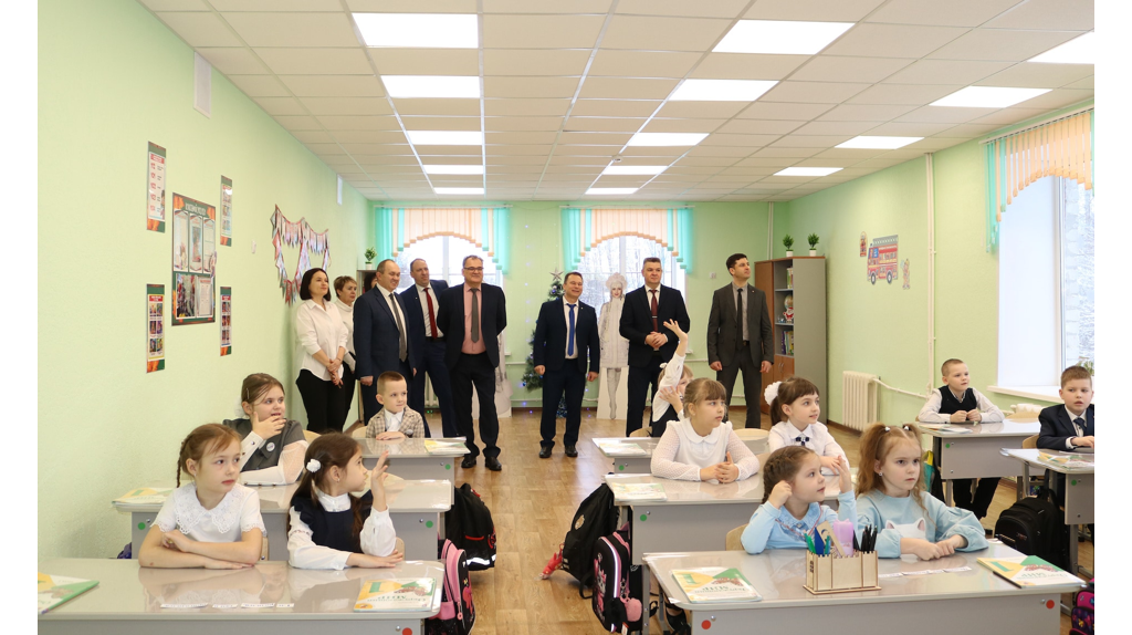 В Комаричах после капремонта открылся самый большой школьный корпус района