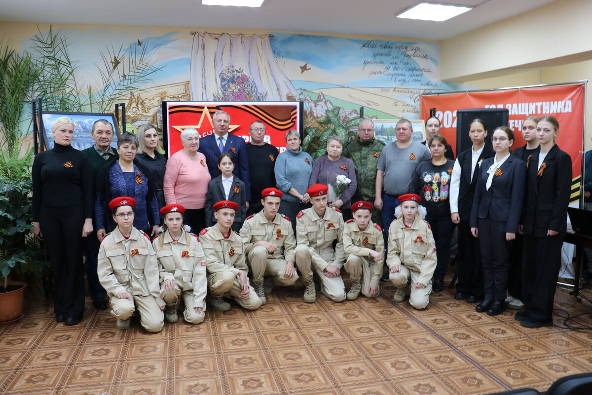 В Стародубе родственникам четырёх погибших земляков вручили ордена Мужества