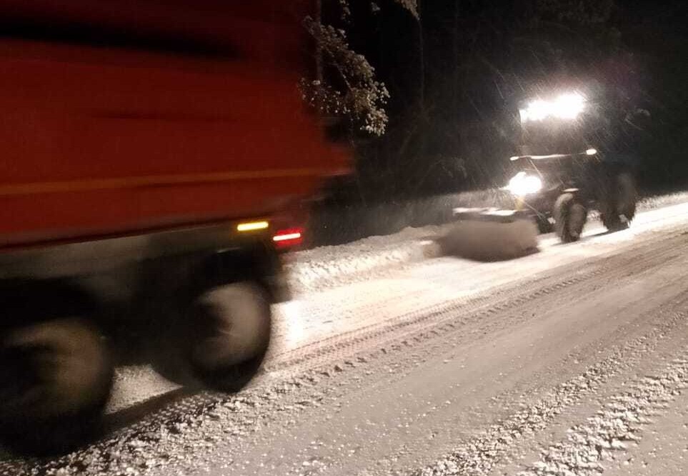 В Брянской области дорожные службы круглосуточно борются со снегом