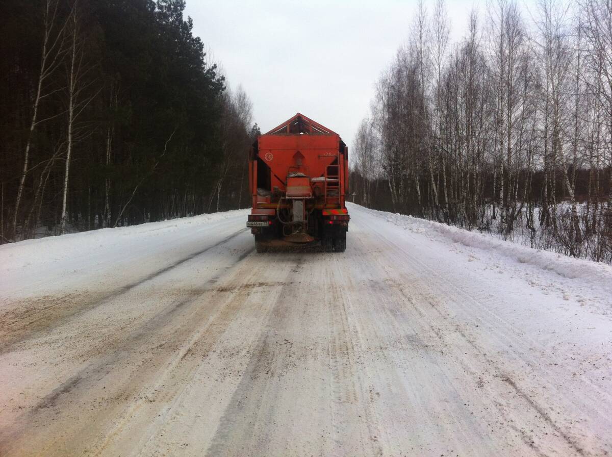 Брянские дорожники за сутки использовали более 4 тысяч тонн противогололёдной смеси