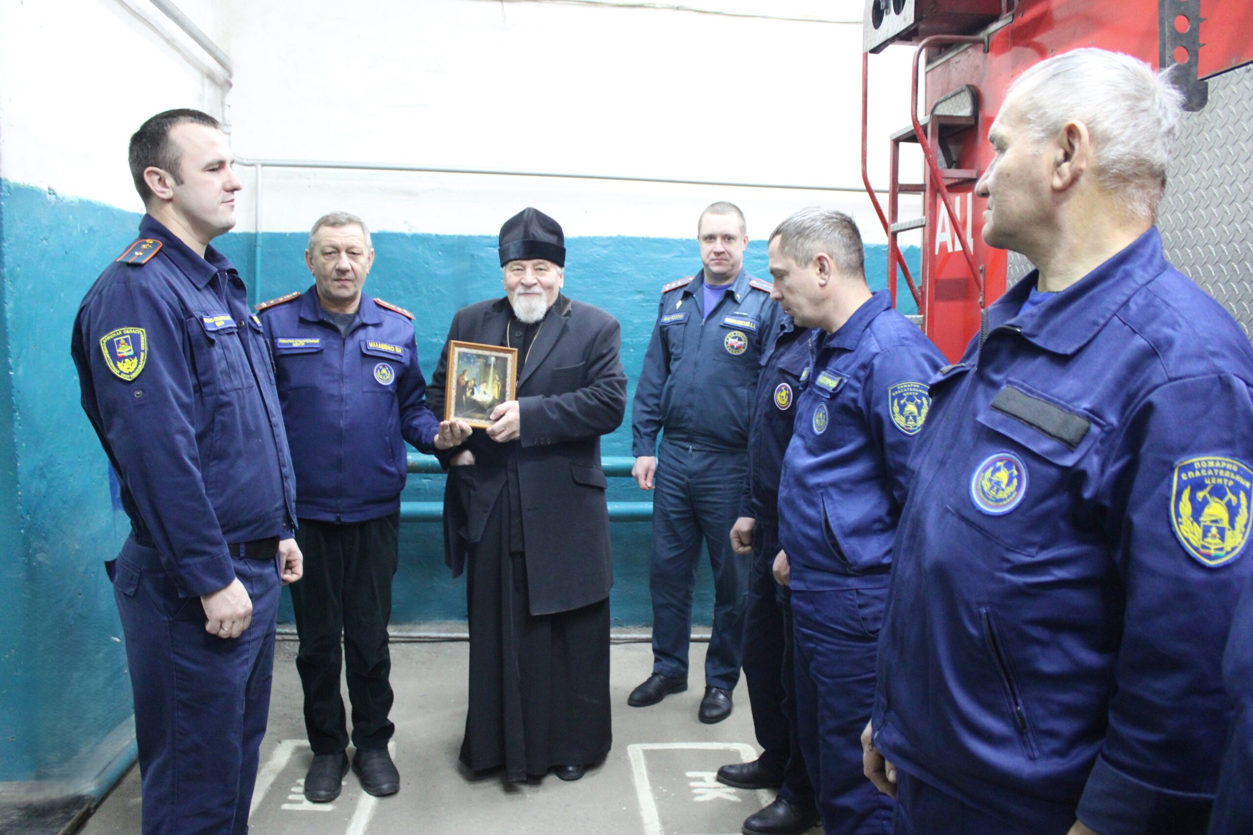 Мглинские спасатели принимают поздравления с профессиональным праздником