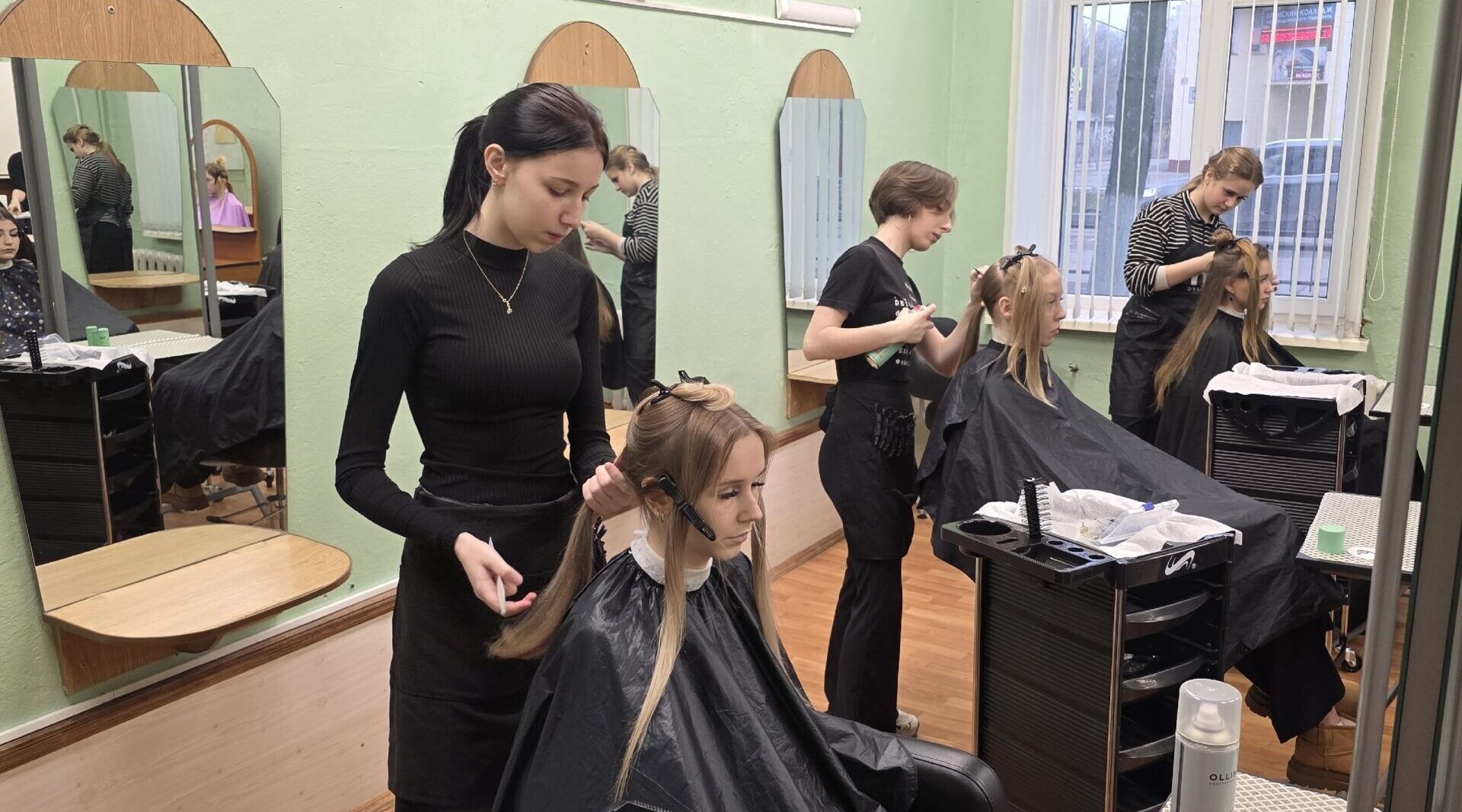 Олимпиада по парикмахерскому искусству прошла в Брянском техникуме индустрии и сервиса