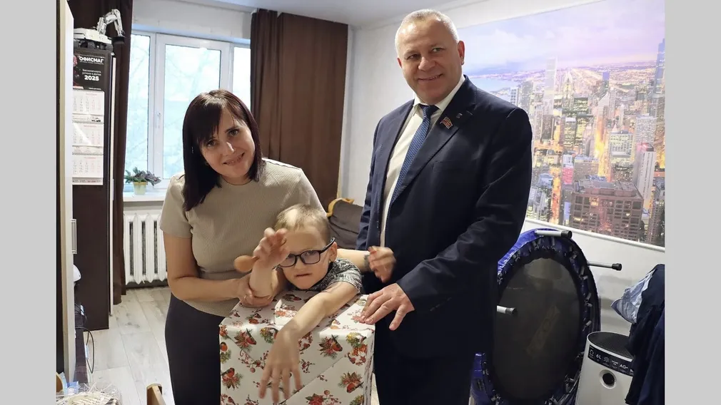 Спикер брянской облдумы исполнил мечту мальчика, подарив новогоднюю ёлку