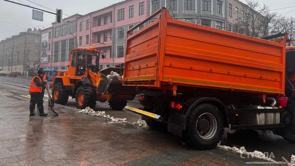 Брянские коммунальщики используют потепление для уборки улиц и тротуаров