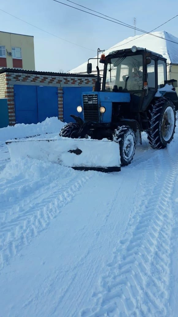 В Мглине устраняют последствия снегопада
