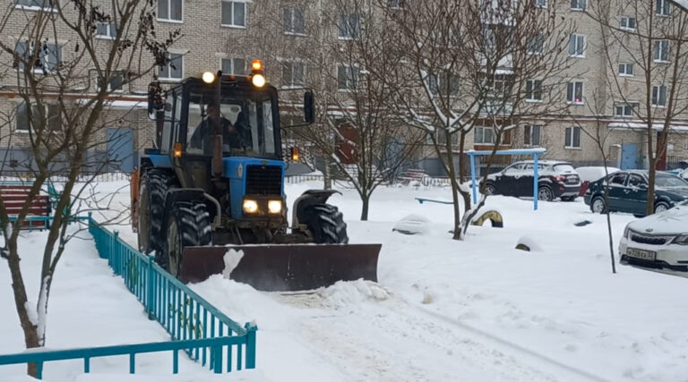 В Жуковском округе дорожные службы круглосуточно борются со снегом