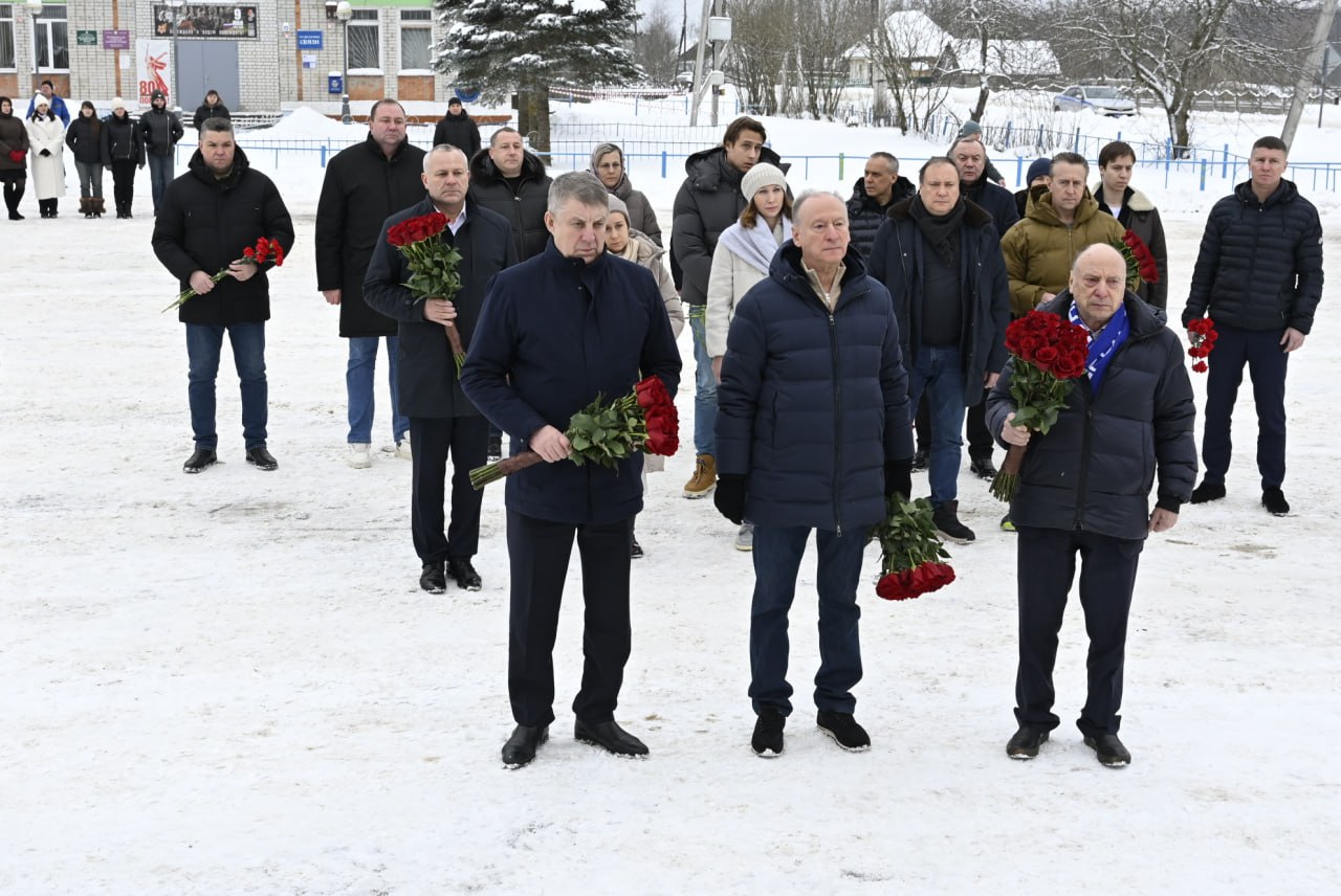 В селе Журиничи помощник президента России почтил память героев войны