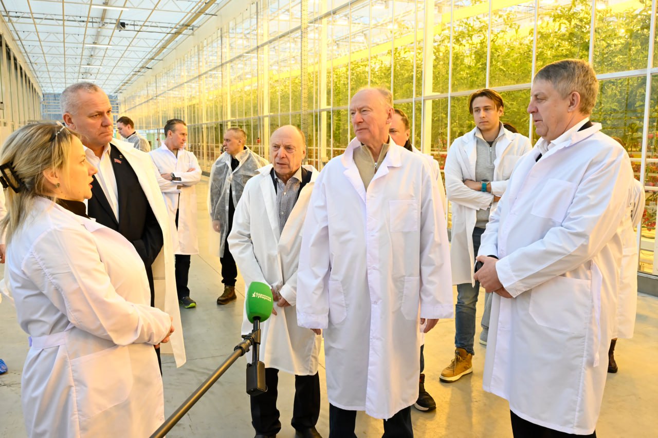 Губернатор Богомаз и помощник президента посетили передовой тепличный комбинат в Журиничах