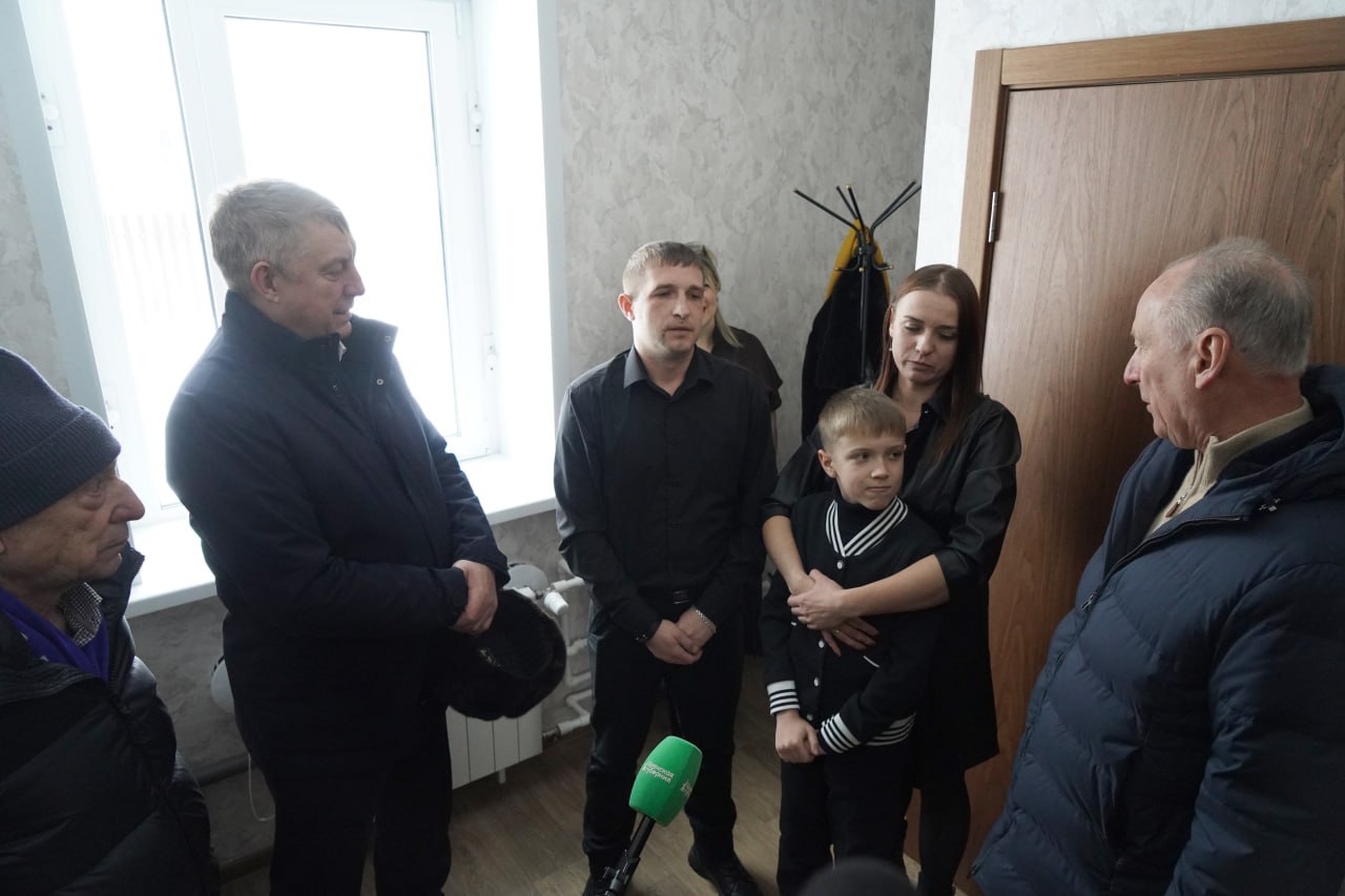 Губернатор и Патрушев поздравили с новосельем первую семью в новом жилом комплексе Журиничей