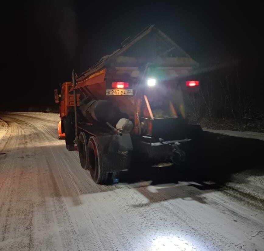 На дорогах Брянской области продолжают круглосуточно бороться со снегом и гололёдом