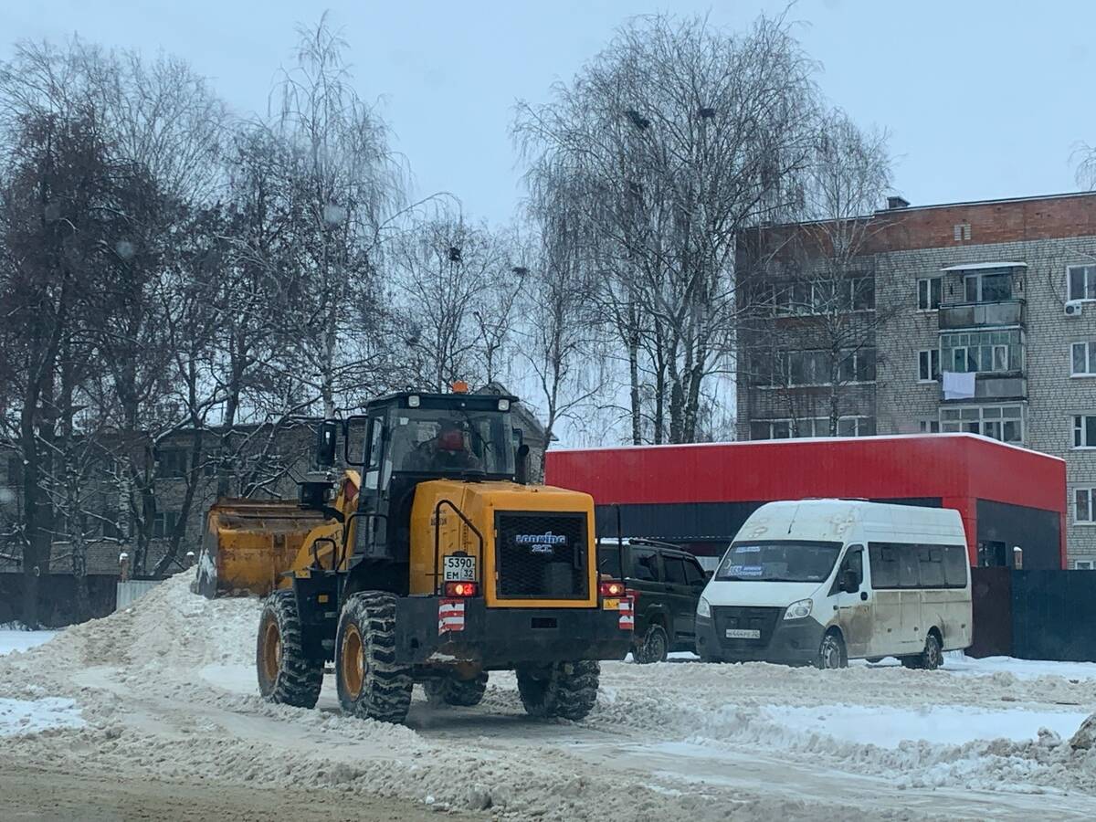 В Стародубе десятый день борются с постоянными снегопадами