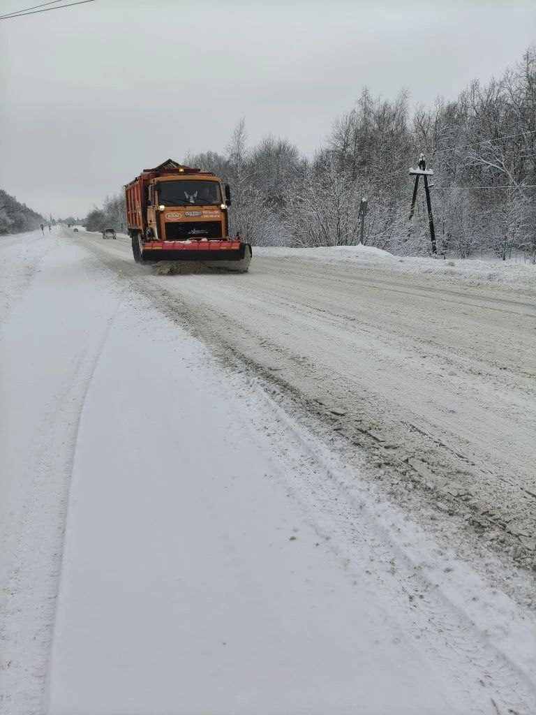 В Брянской области продолжается уборка дорог от снега