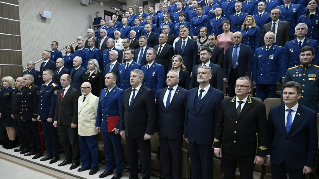 Губернатор Брянской области поздравил прокуроров с профессиональным праздником