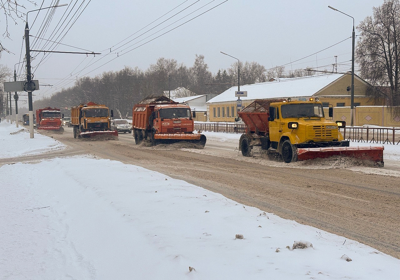58 единиц спецтехники убирают новогодний снег в Брянске